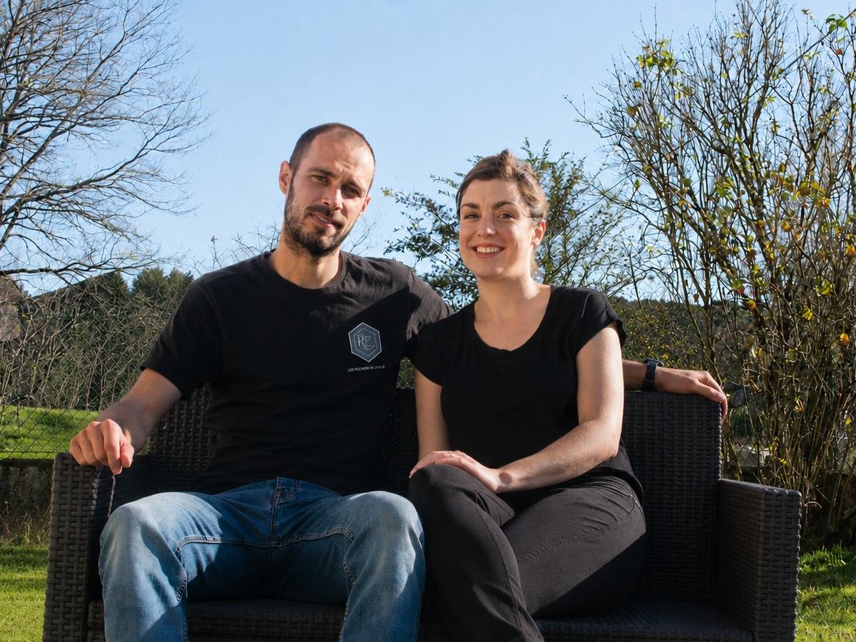 Thomas et Amélie assis sur un banc dans le jardin, à Laruscade